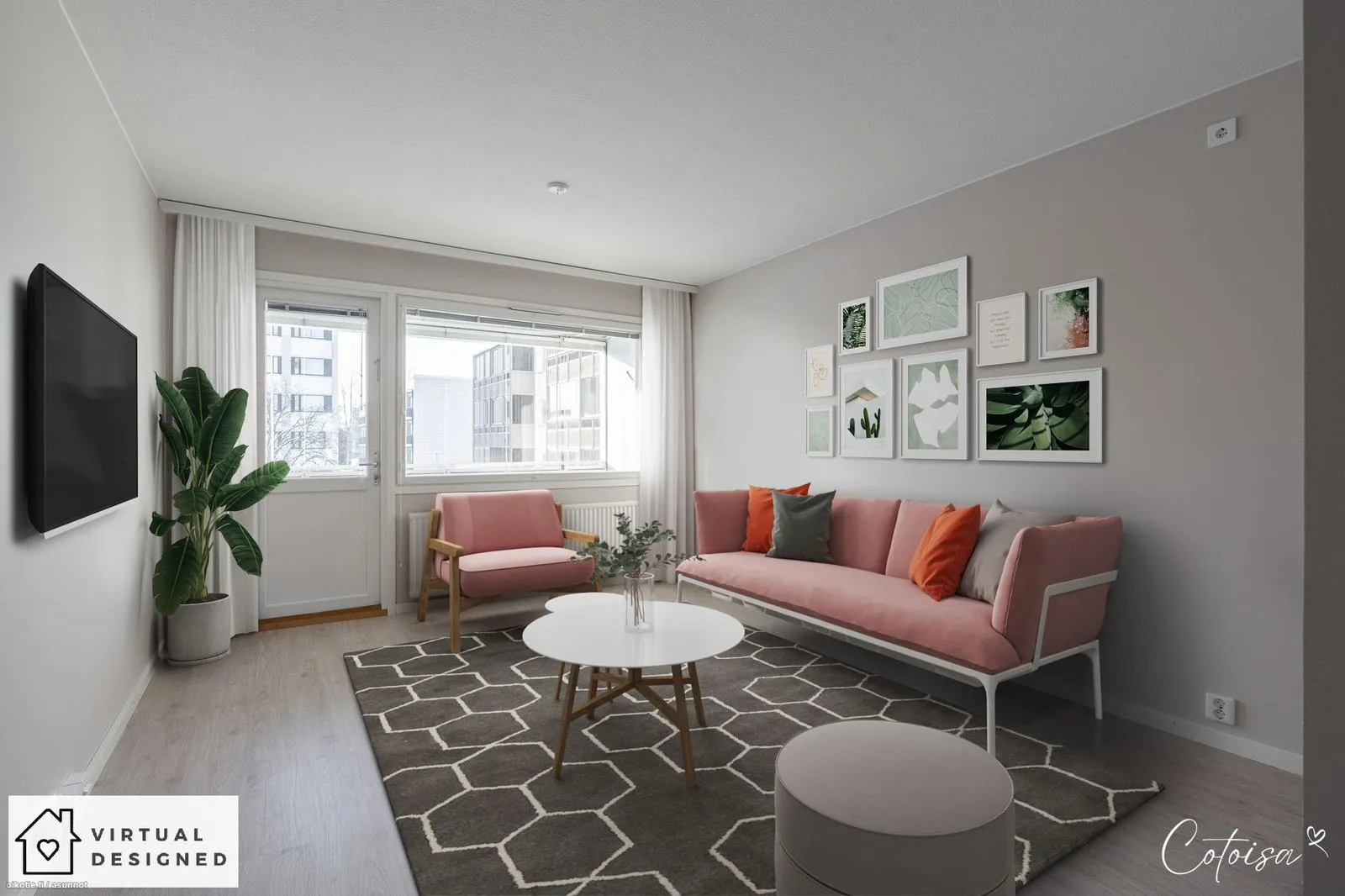 Valoisa ja moderni olohuone, jossa on vaaleanharmaat seinät ja vaalea puulattia. Huoneessa on vaaleanpunainen sohva oransseilla ja harmailla tyynyillä, vaaleanpunainen puurunkoinen nojatuoli, valkoinen pyöreä sohvapöytä ja harmaa rahi vaaleanpunaisella päällisellä. Lattialla on harmaa matto valkoisella kuusikulmaisella kuviolla. Seinällä on useita kehystettyjä tauluja ja musta taulutelevisio. Suuret ikkunat tuovat runsaasti luonnonvaloa sisään.