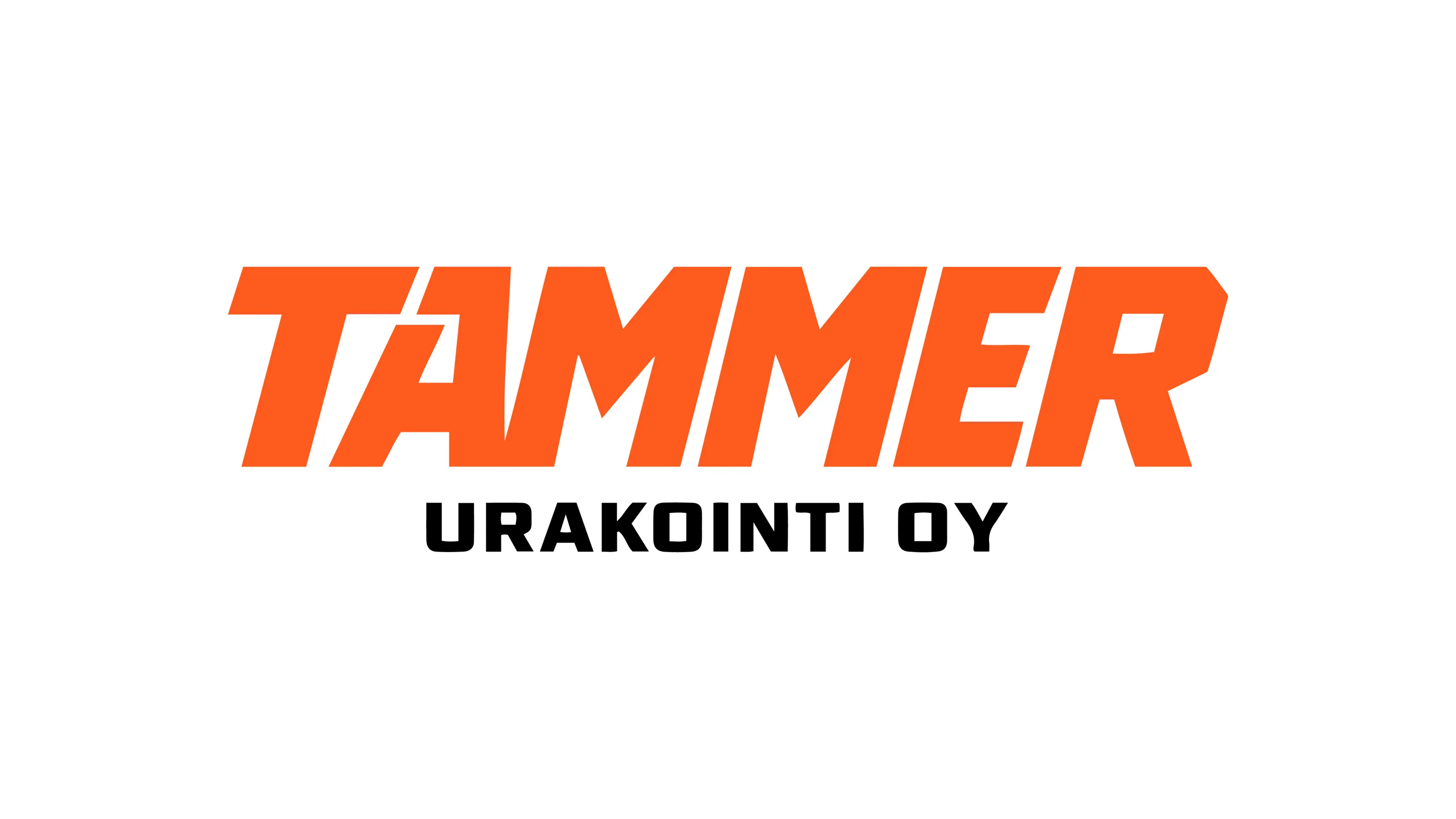 Oranssi, lihavoitu ja hieman kallistettu logo, jossa lukee "TAMMER". Sen alapuolella on musta, lihavoitu teksti "URAKOINTI OY". Kaikki on valkoisella taustalla.